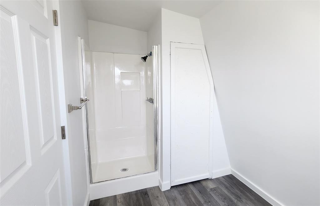 401 East Pierce Street Winters, TX 79567 - Photo 21 of 25 a bathroom with a shower