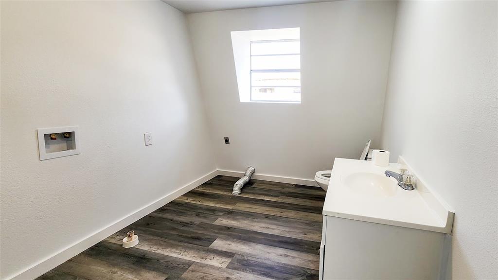 401 East Pierce Street Winters, TX 79567 - Photo 9 of 25 a room with a window