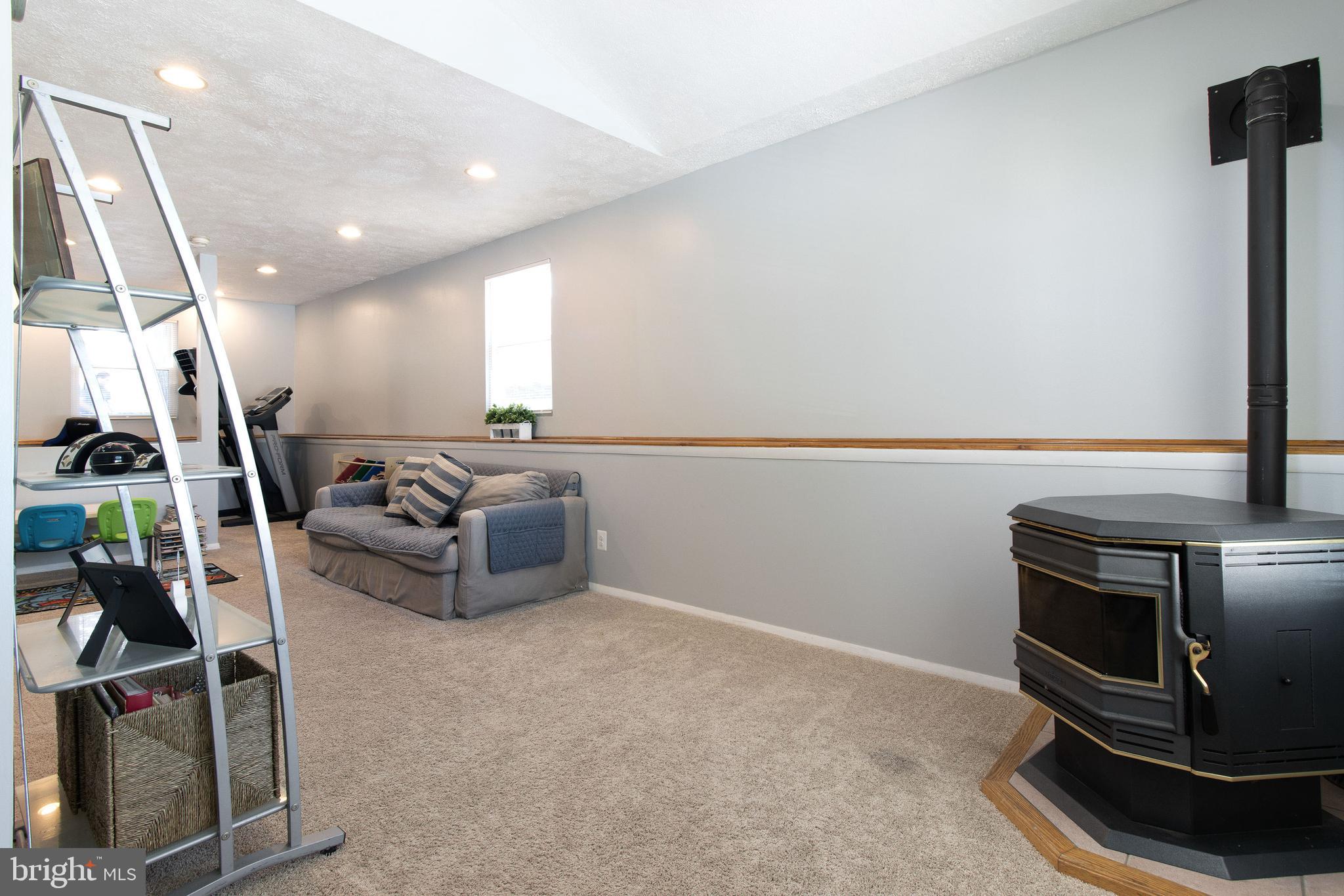 2895 Dungate Road Pasadena, MD 21122 - Photo 20 of 44 Large living area