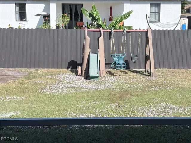 a view of a backyard