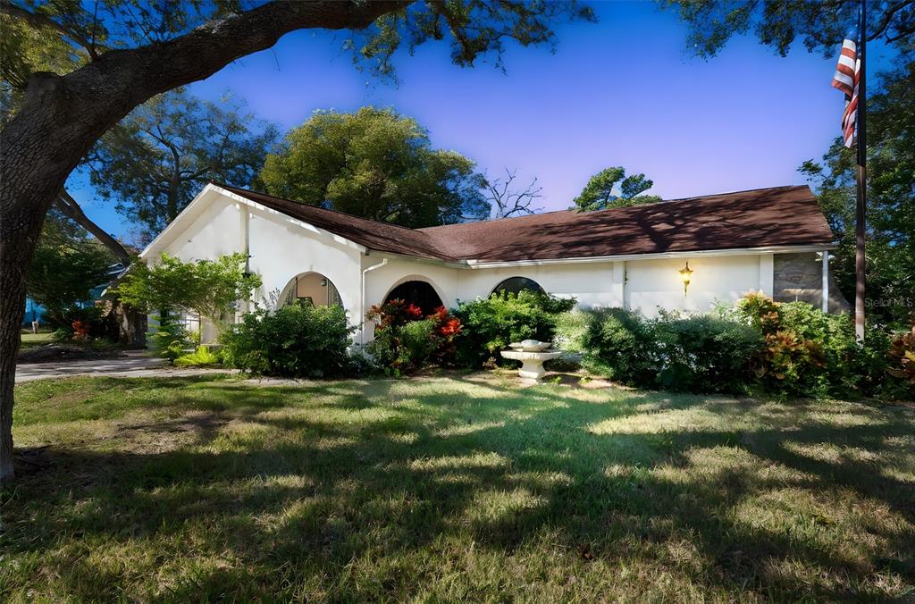 a view of a house with backyard and garden