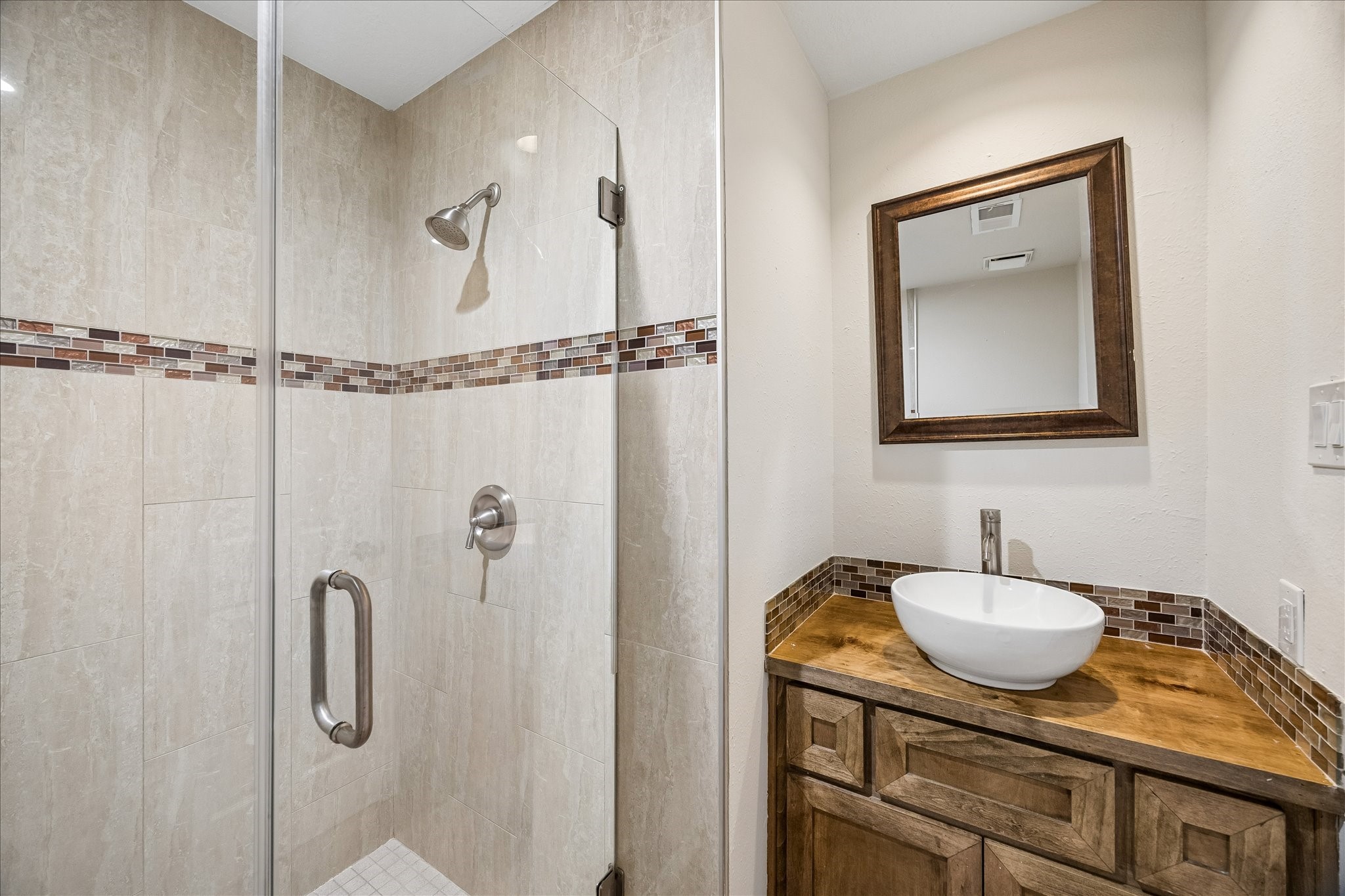 10411 Goodrum Road Houston, TX 77041 - Photo 21 of 25 Secondary full bathroom