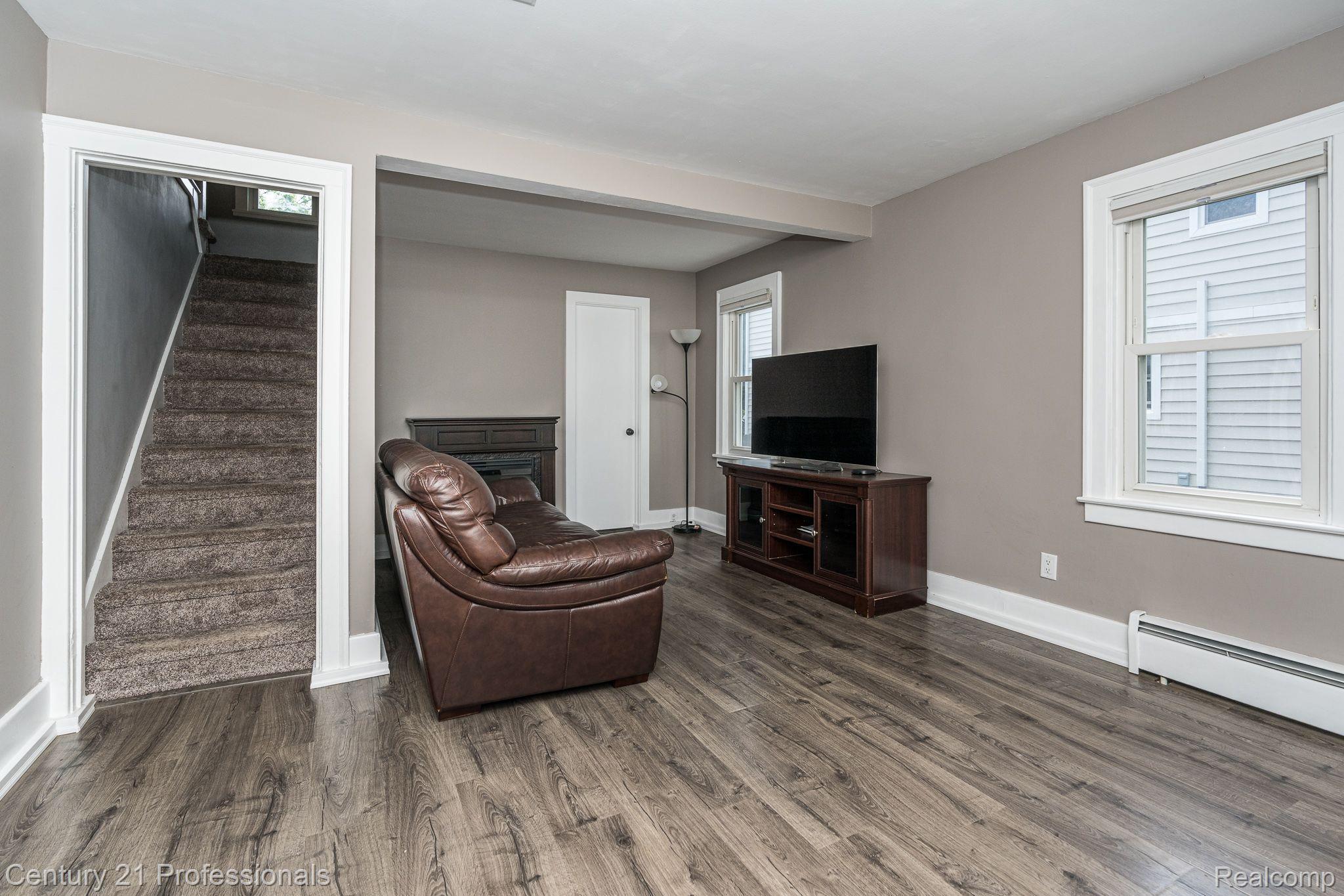 746 Ludlow Avenue Rochester, MI 48307 - Photo 12 of 34 Living room
