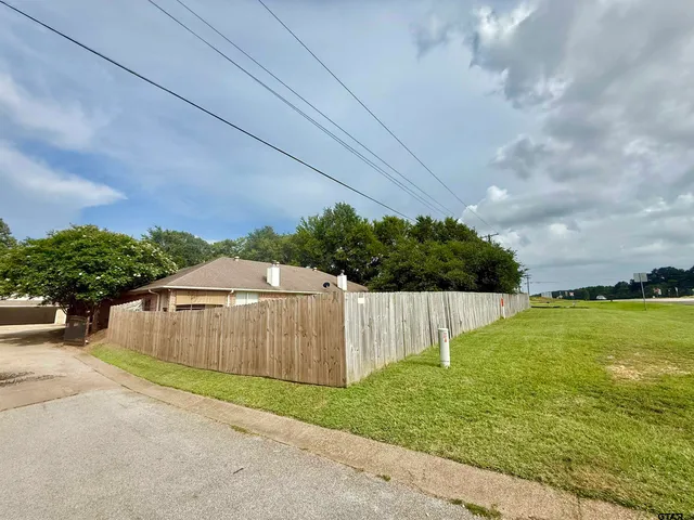 a view of a backyard