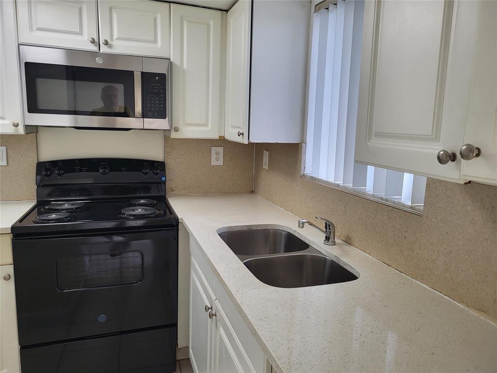 1501 Crescent Circle, Unit B12 West Palm Beach, FL 33403 - Photo 2 of 11