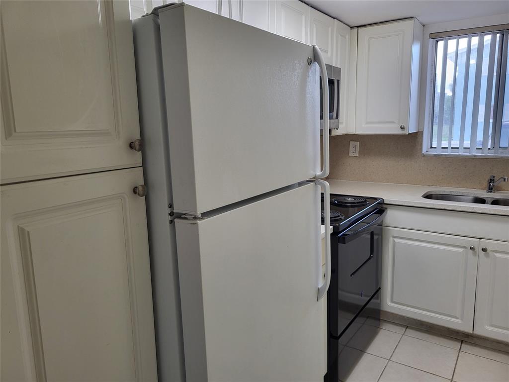 1501 Crescent Circle, Unit B12 West Palm Beach, FL 33403 - Photo 5 of 11