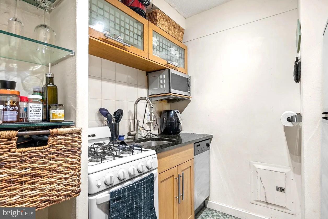 2101-17 Chestnut Street, Unit 910 Philadelphia, PA 19103 - Photo 5 of 9 a kitchen with a stove and a sink