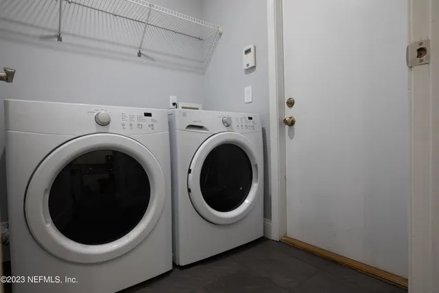 a close up view of a washer and dryer