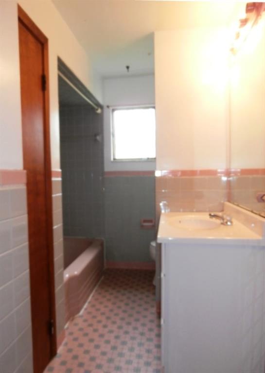 1461 Prospect Road Baldwin, PA 15227 - Photo 11 of 25 FIRST FLOOR FULL BATH