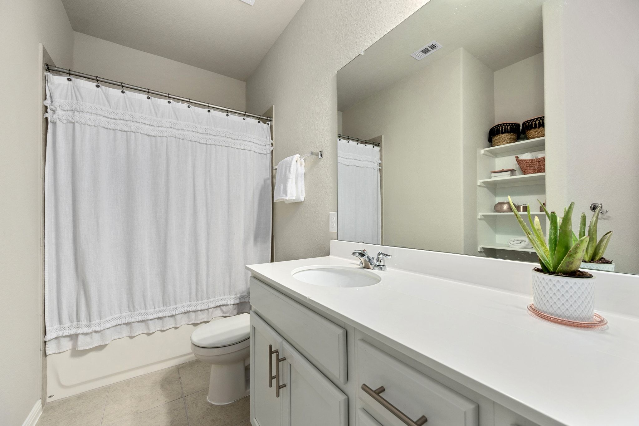 109 Findley Avenue Leander, TX 78641 - Photo 18 of 38 The larger of the two secondary bathrooms