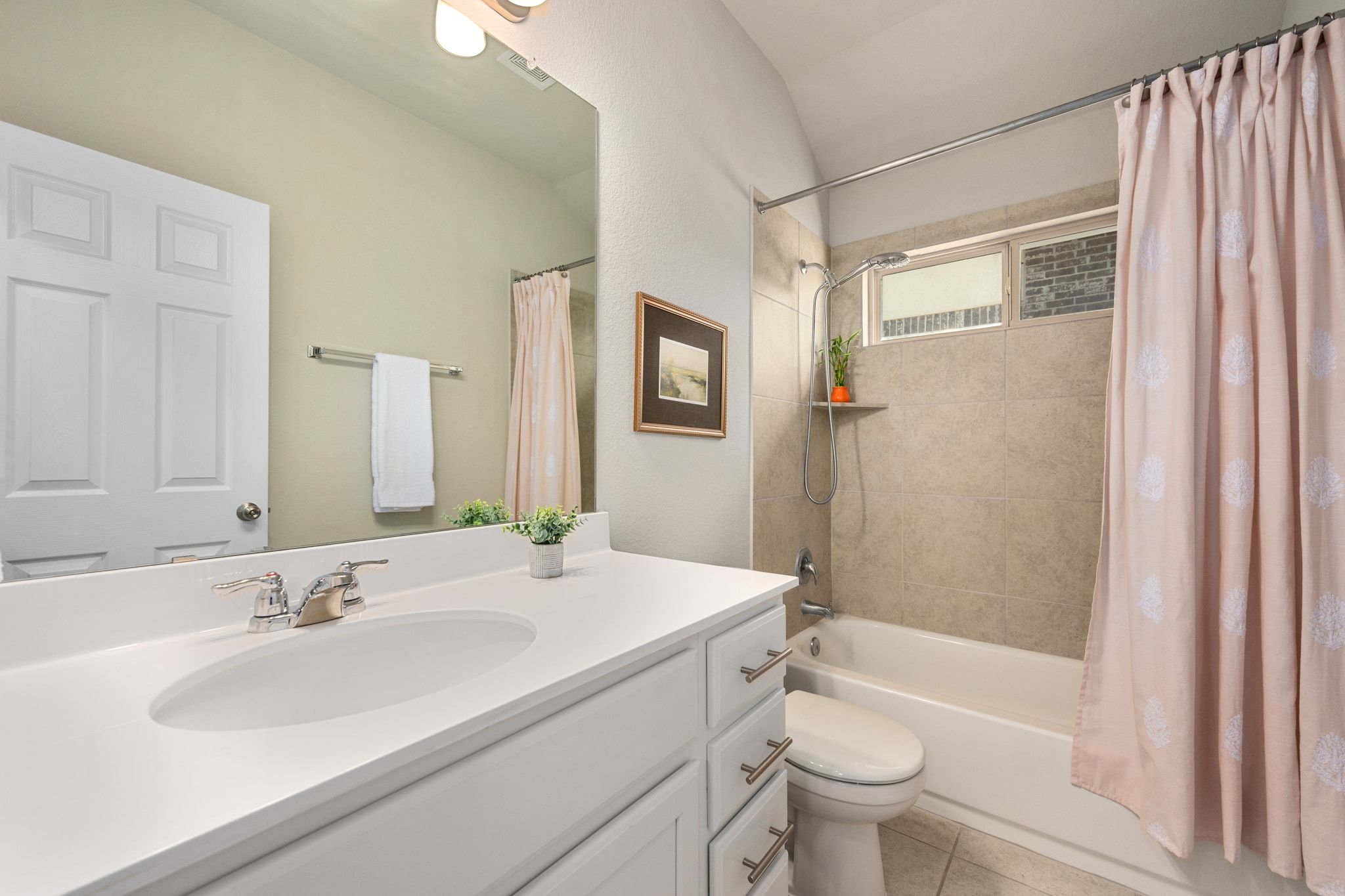 109 Findley Avenue Leander, TX 78641 - Photo 22 of 38 The front secondary bedroom has its own full bath connected by hallway.