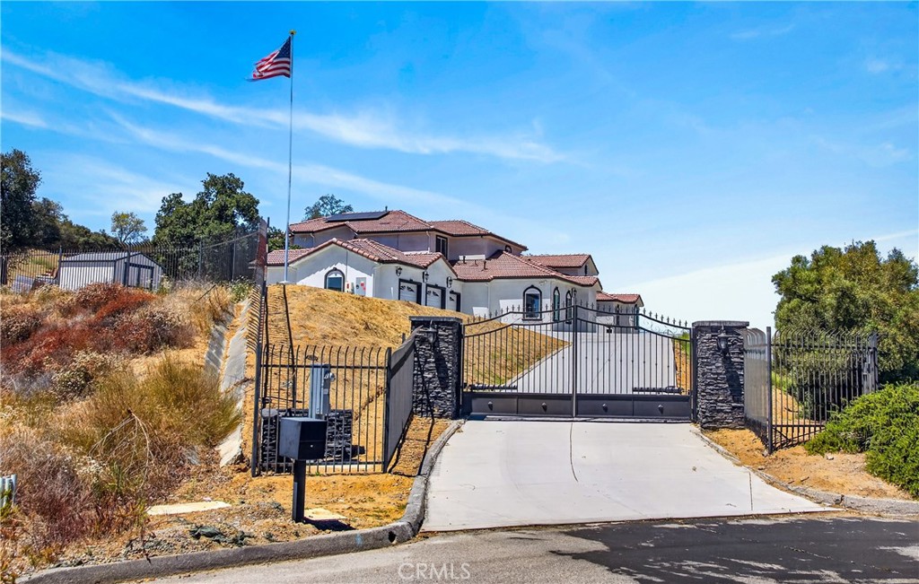 39625 County Line Road Beaumont, CA 92223 - Photo 39 of 54 Private entrance with electric gate