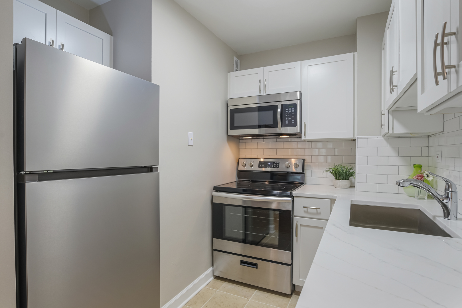21 West Goethe Street, Unit 14D Chicago, IL 60610 - Photo 14 of 28 a kitchen with a refrigerator stove and microwave
