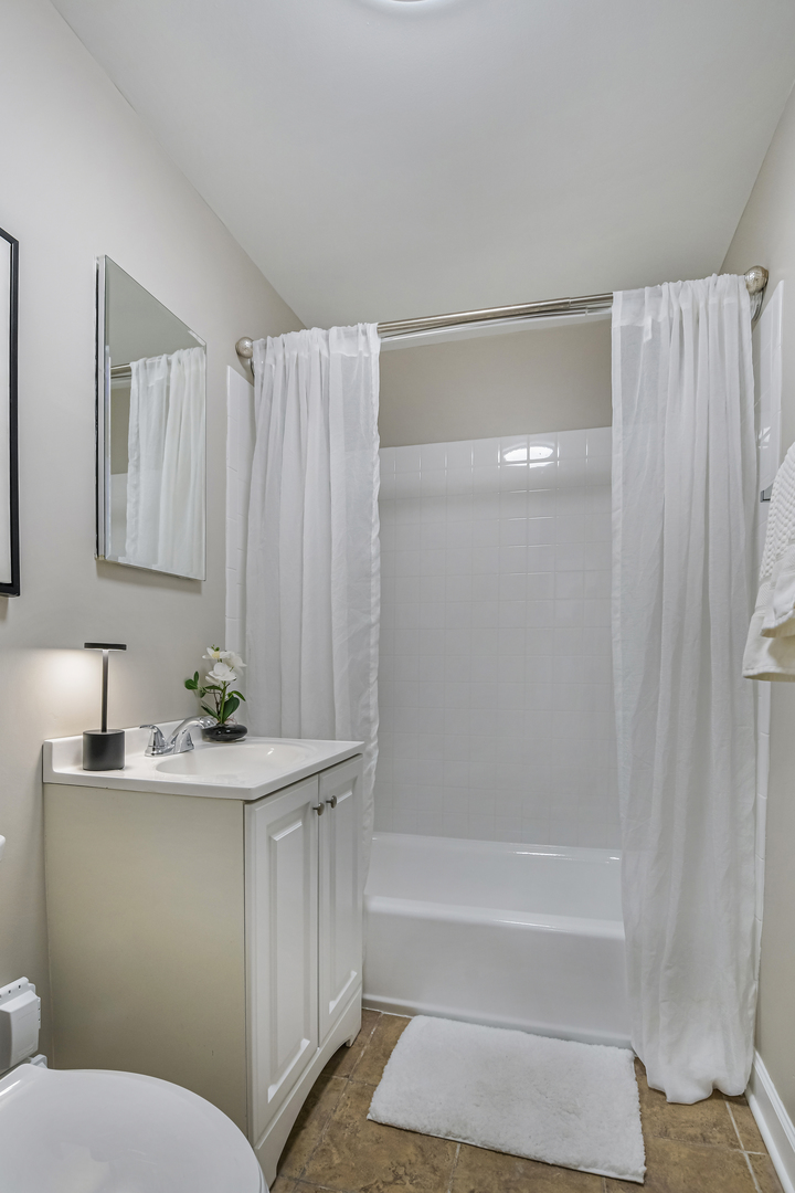 21 West Goethe Street, Unit 14D Chicago, IL 60610 - Photo 17 of 28