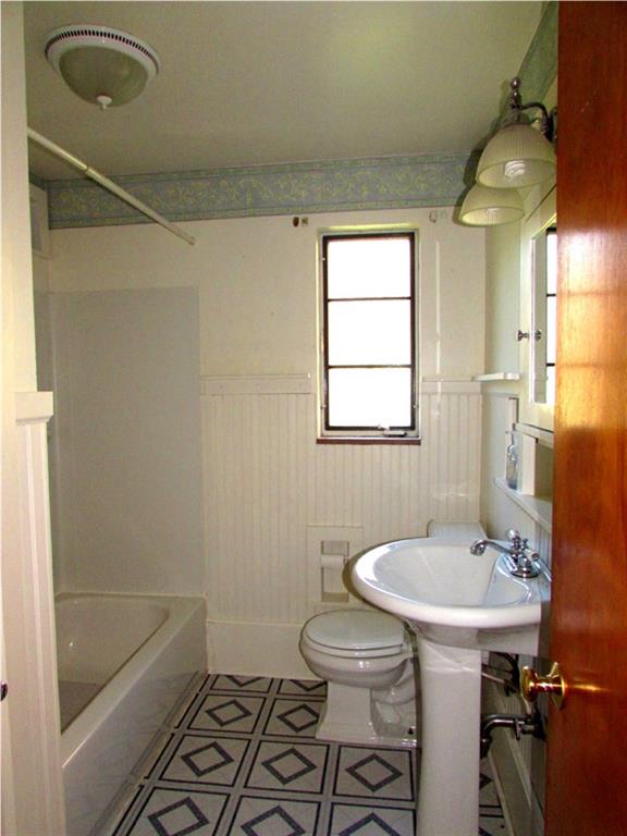 311 Glasgow Road Pittsburgh, PA 15221 - Photo 13 of 25 1st floor full bath room