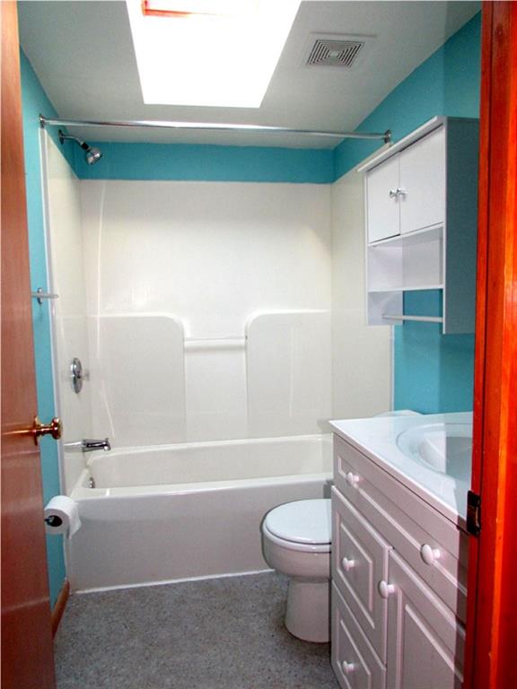 311 Glasgow Road Pittsburgh, PA 15221 - Photo 18 of 25 2nd floor full bath room that sits between the two bedrooms.