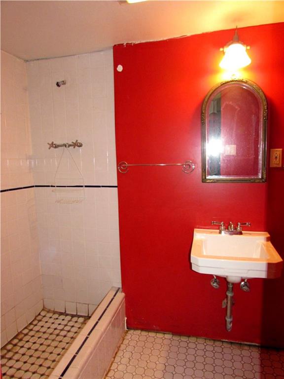 311 Glasgow Road Pittsburgh, PA 15221 - Photo 19 of 25 Basement full bath room