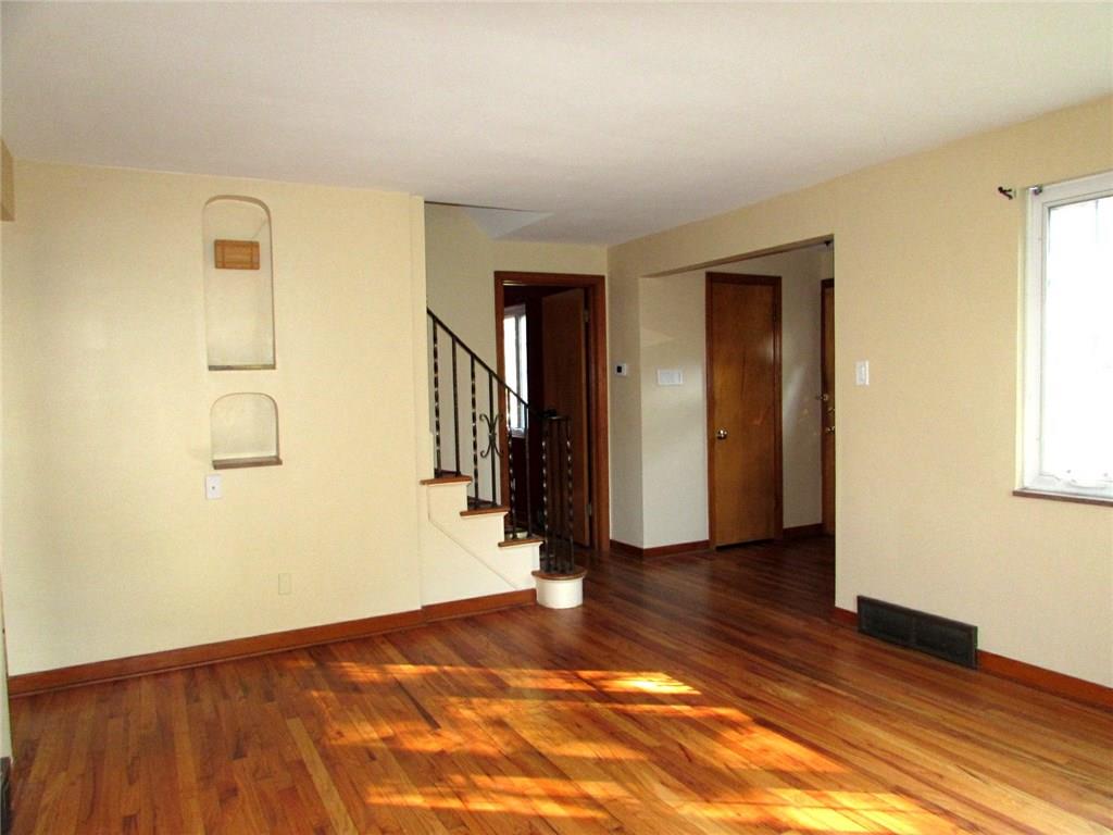 311 Glasgow Road Pittsburgh, PA 15221 - Photo 3 of 25 Living room