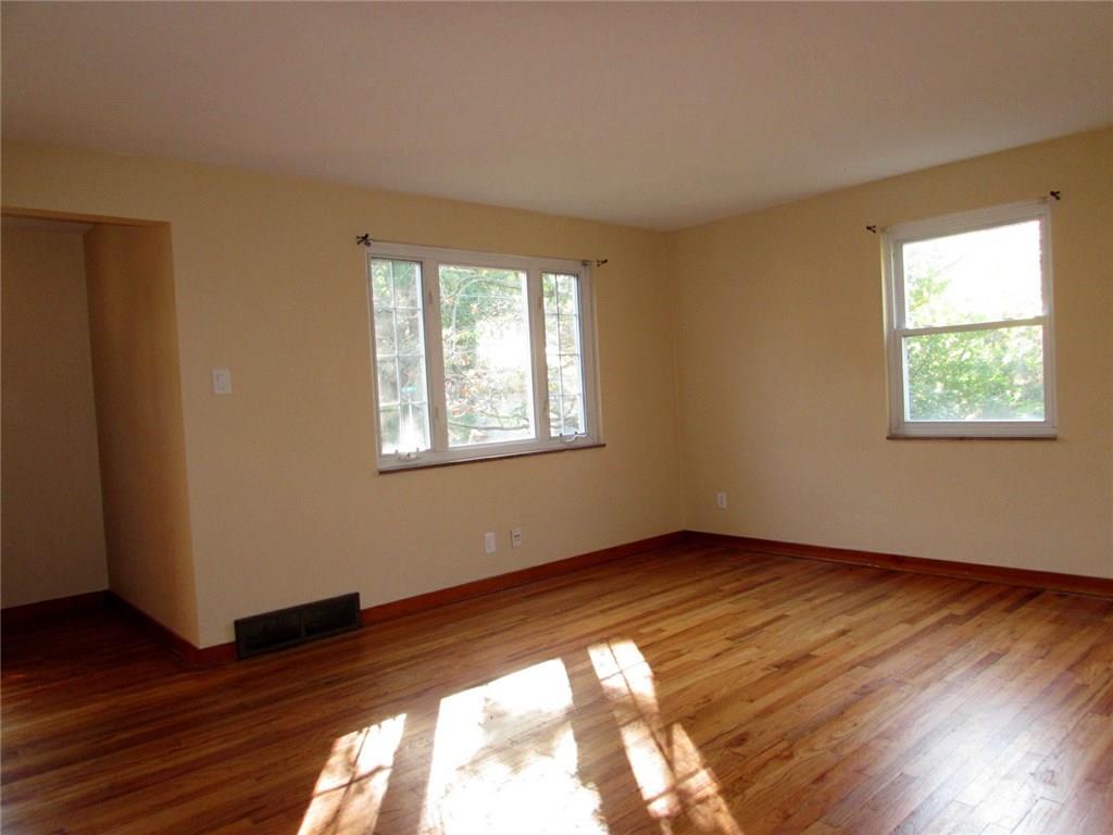 311 Glasgow Road Pittsburgh, PA 15221 - Photo 4 of 25 Living Room