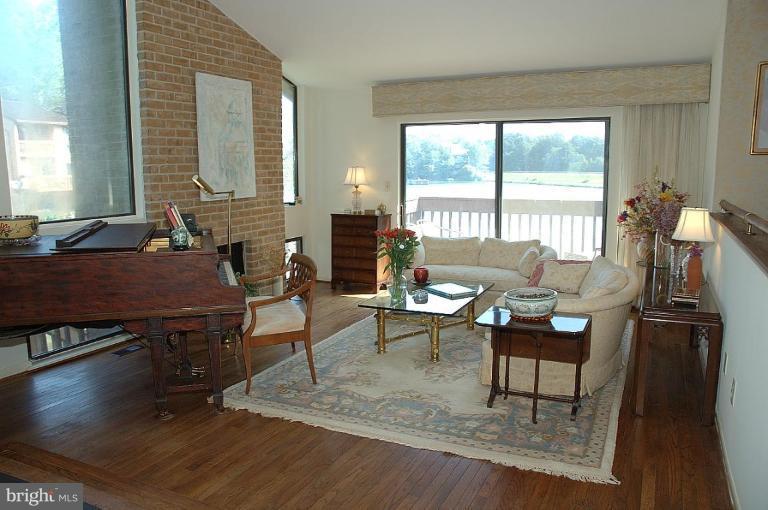 11214 Lagoon Lane Reston, VA 20191 - Photo 4 of 18 Living Room