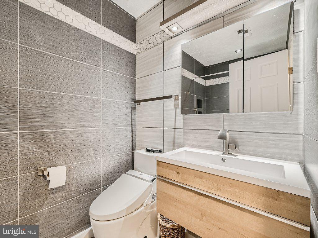 691 Deering Road, Unit 4K Pasadena, MD 21122 - Photo 24 of 29 Second Bathroom