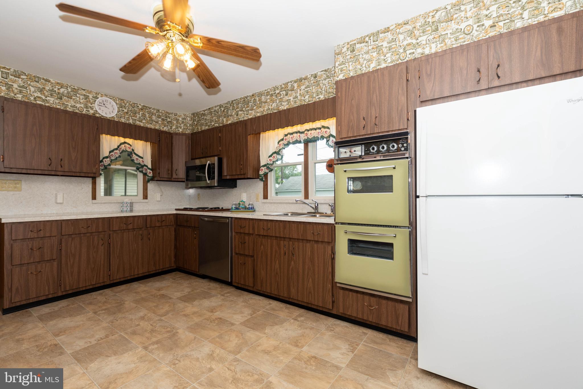 23 Honeycomb Road Baltimore, MD 21220 - Photo 15 of 42 Lots of counter space