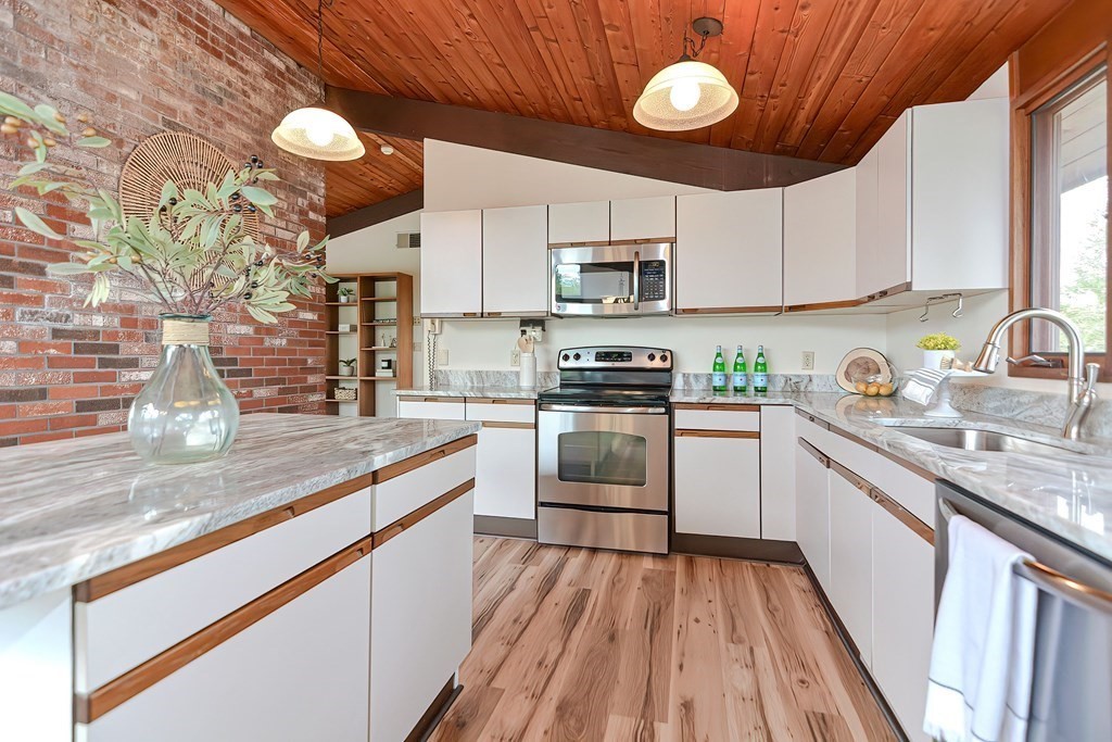 15 Ridgeview Road Franklin, MA 02038 - Photo 3 of 42 Gallery Image 3