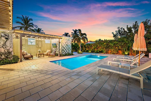 a view of a backyard