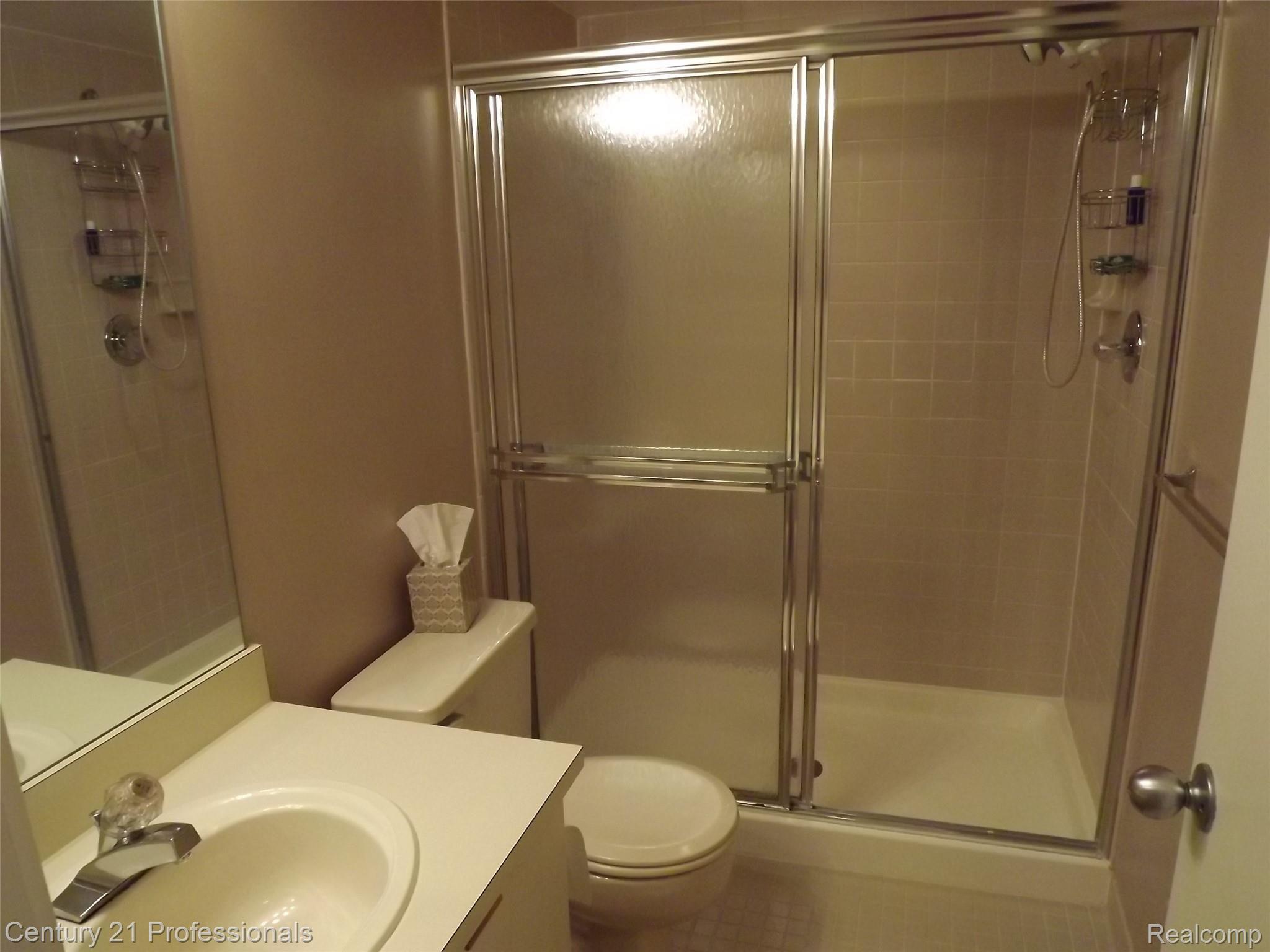641 Ashley Circle East, Unit 139 Rochester, MI 48307 - Photo 10 of 14 Master Bath