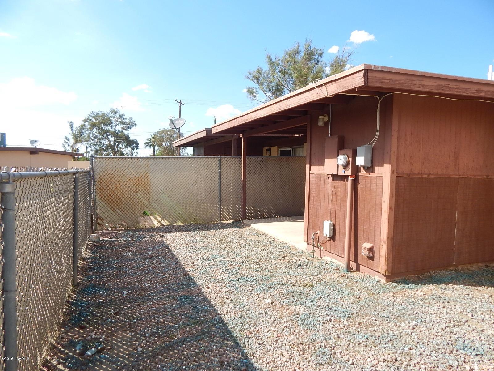 1527 West Roger Road Tucson, AZ 85705 - Photo 14 of 14 a backyard of a house