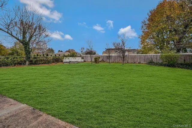 a view of a yard with a house