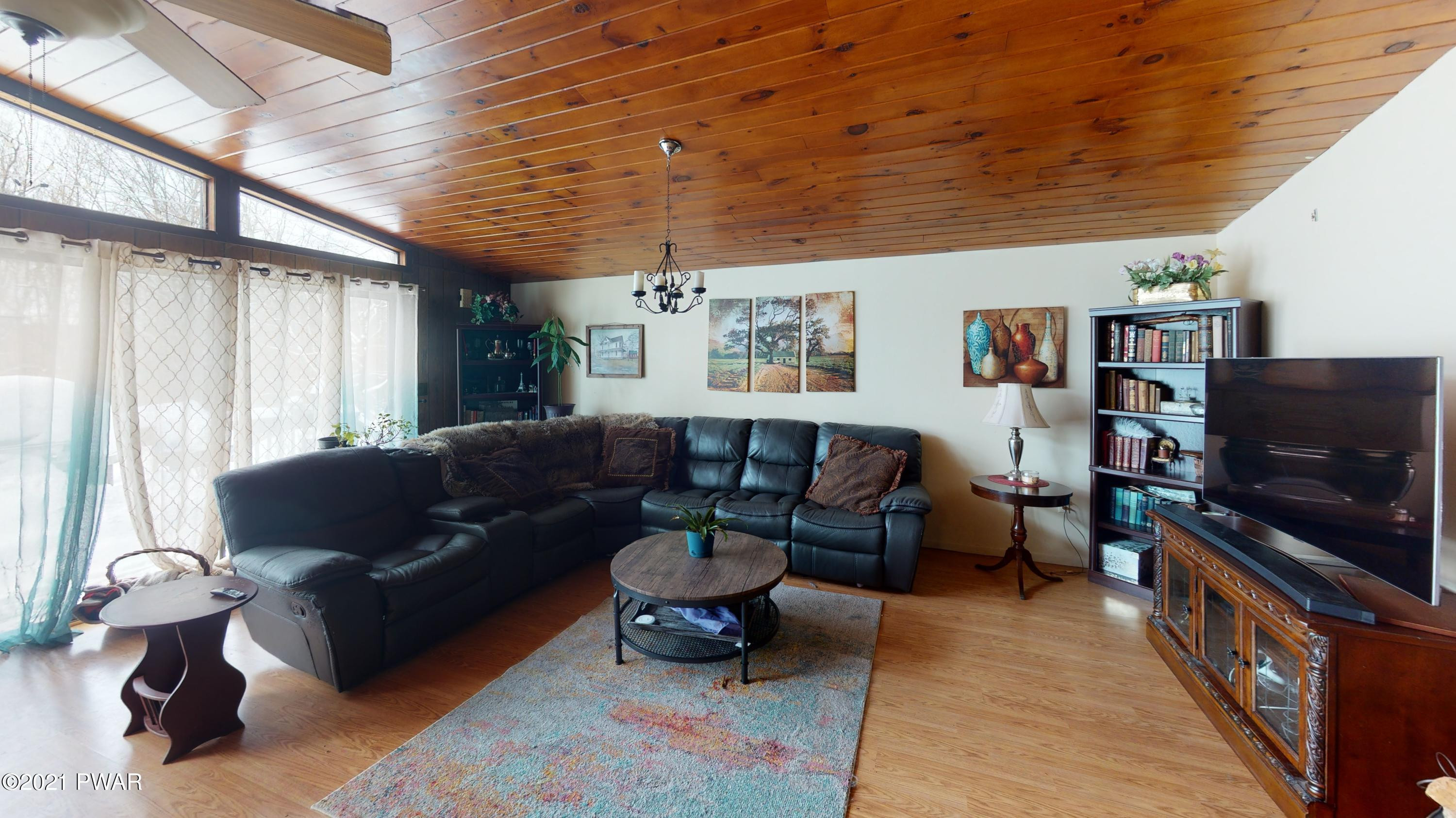 1114 Fawn Run Bushkill, PA 18324 - Photo 3 of 34 livingroom