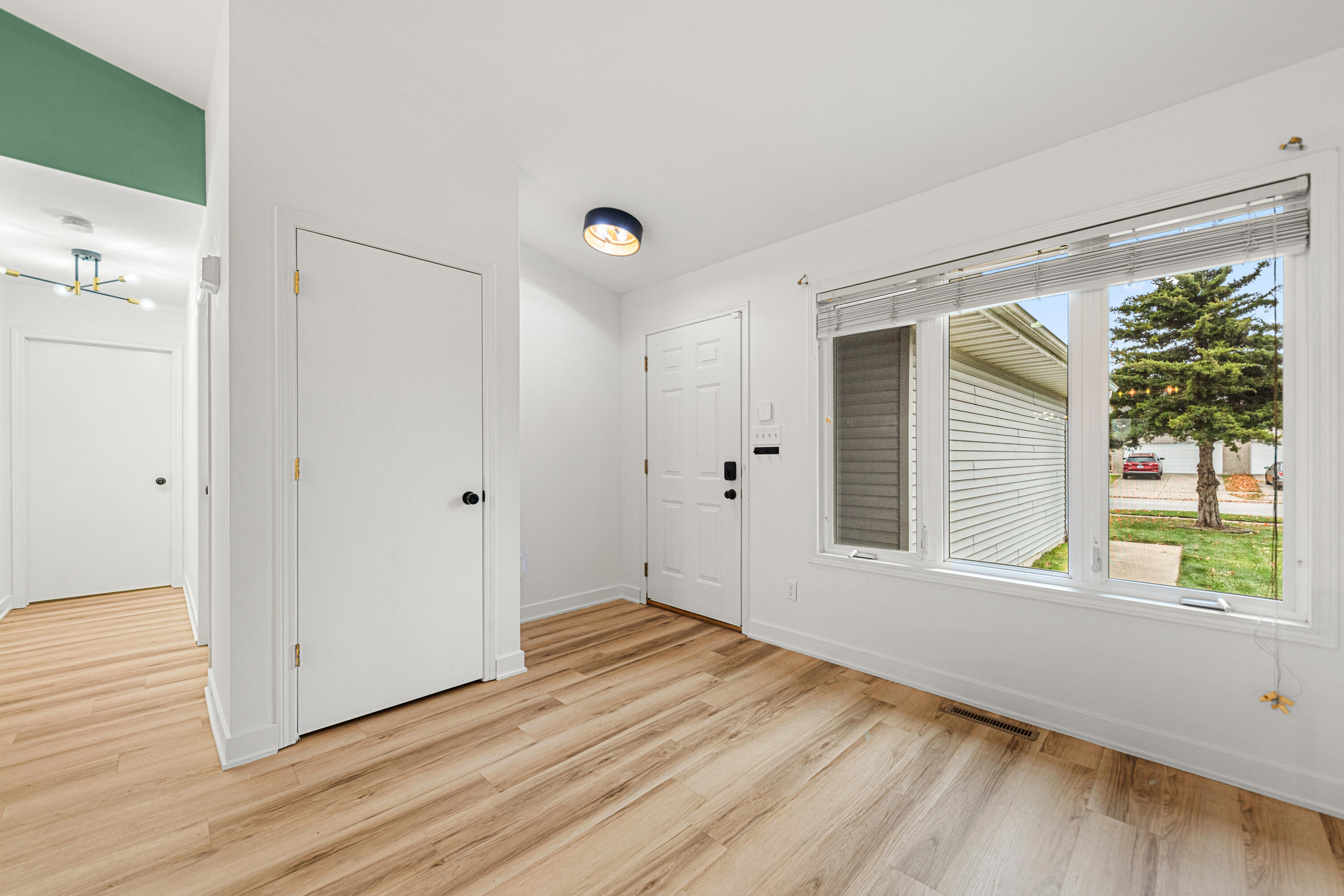 5012 92nd Avenue Crown Point, IN 46307 - Photo 2 of 14 3000x2002