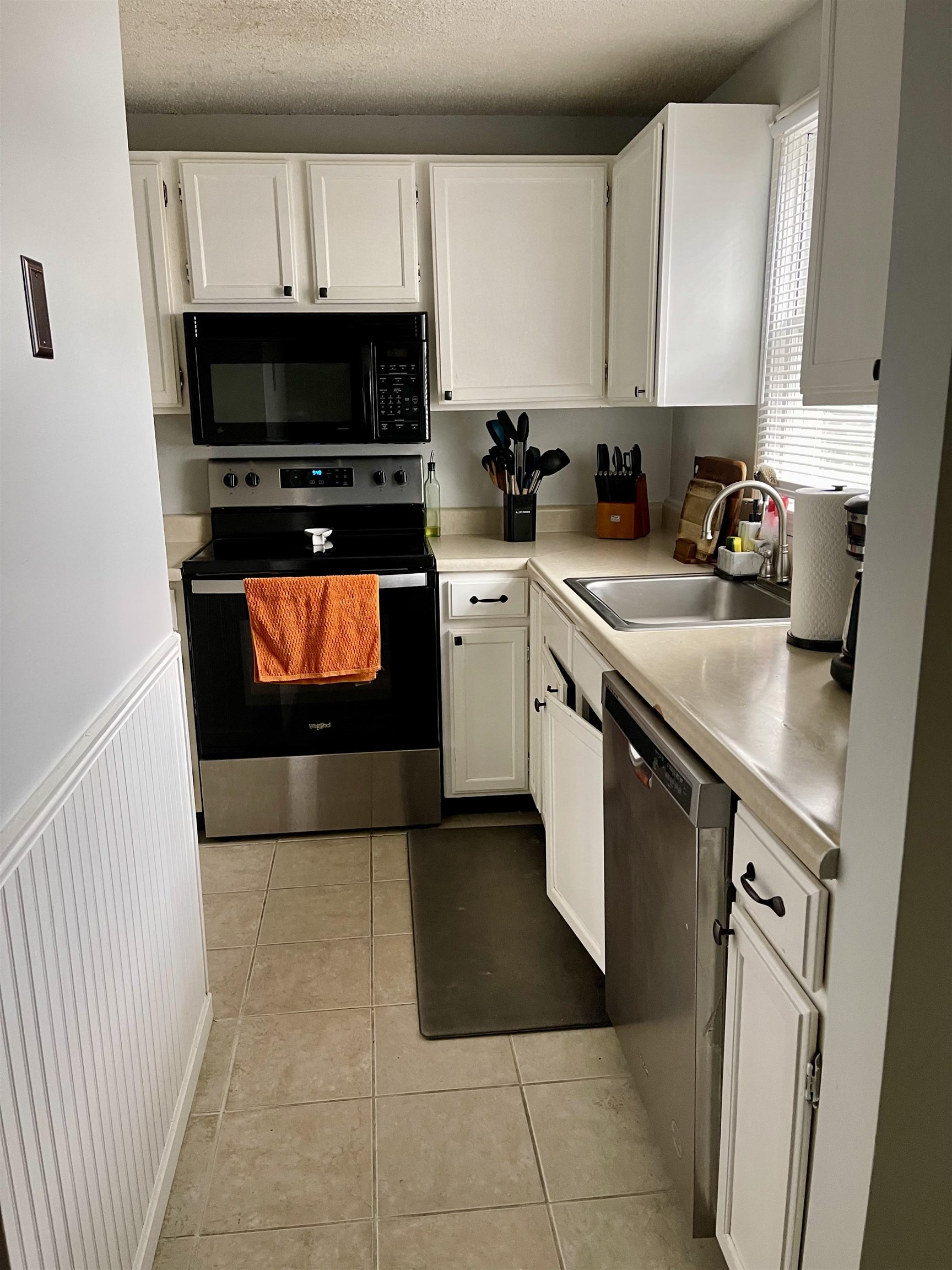 50 Edward J Roy Drive, Unit 29 Manchester, NH 03104 - Photo 4 of 11