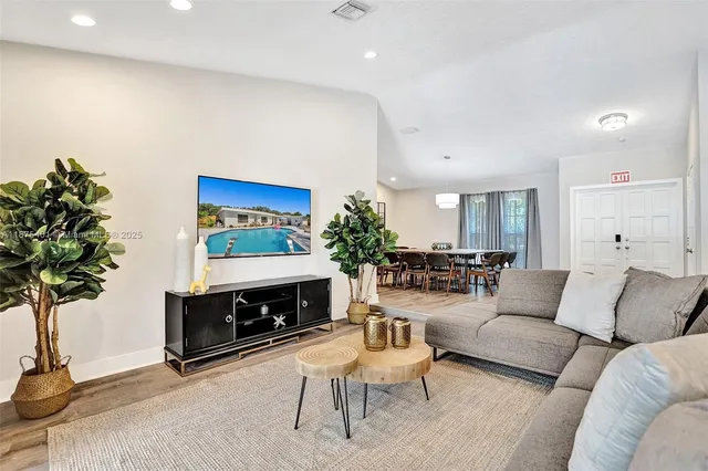 $1,230,000 | 1960 Southwest 51st Terrace, Plantation, FL 33317