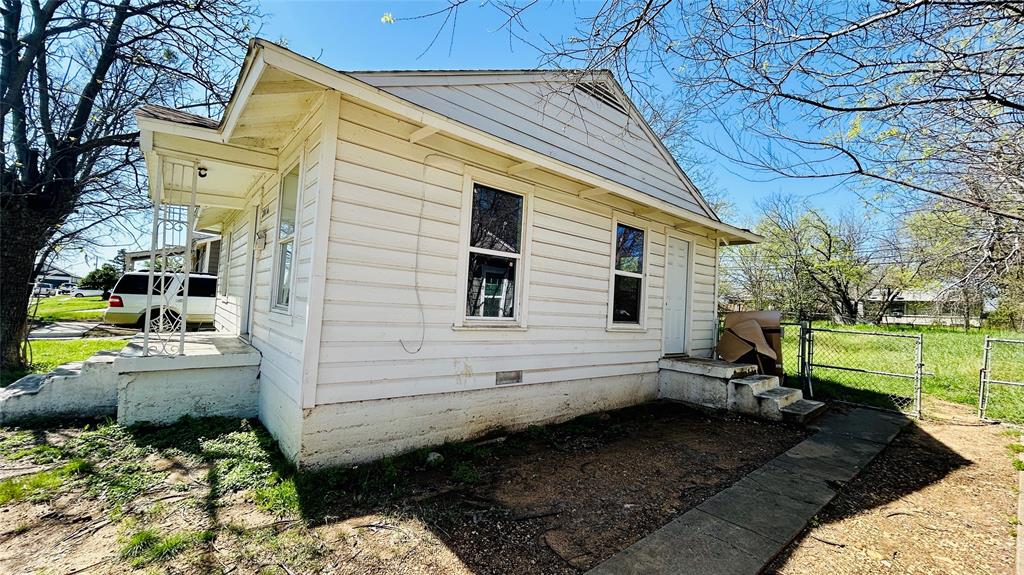 2016 Daniel Street Fort Worth, TX 76104 - Photo 3 of 25