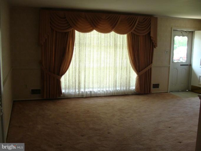 7203 Layton Drive Springfield, VA 22150 - Photo 16 of 22 Living Room