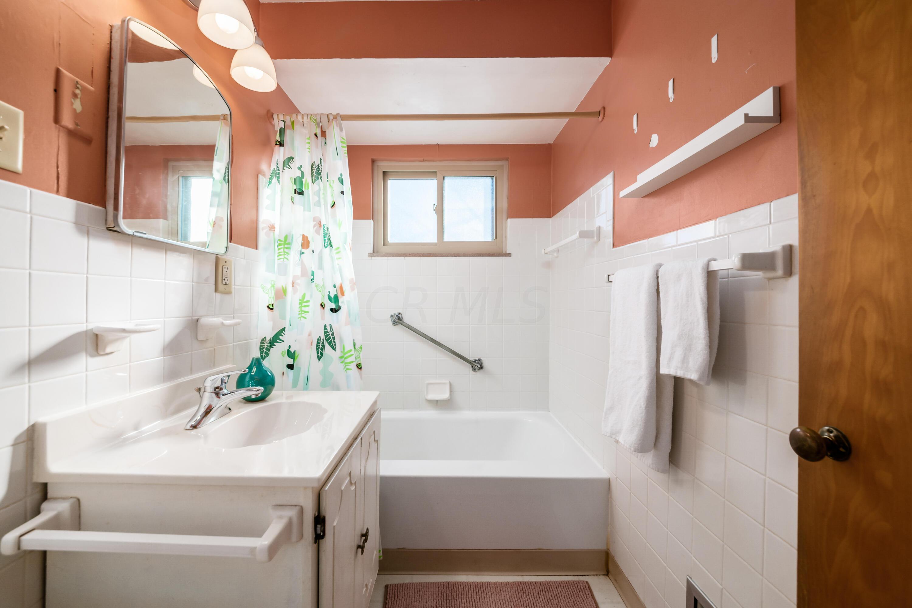 381 Garden Road Columbus, OH 43214 - Photo 25 of 40 381 Garden bathroom 3