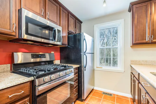 $383,300 | 10 Balmoral Drive, Unit 10, Stratham, NH 03885