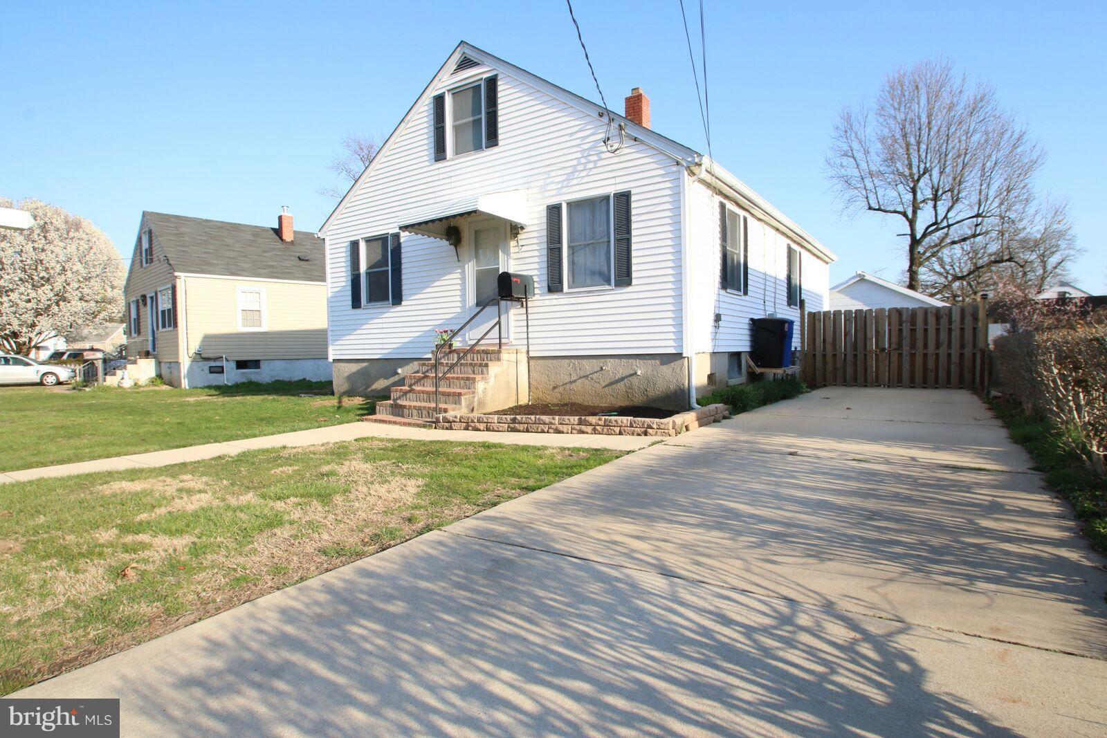 957 Martin Road Baltimore, MD 21221 - Photo 3 of 30 a view of a white house