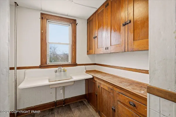 an empty room with windows and ceiling fan