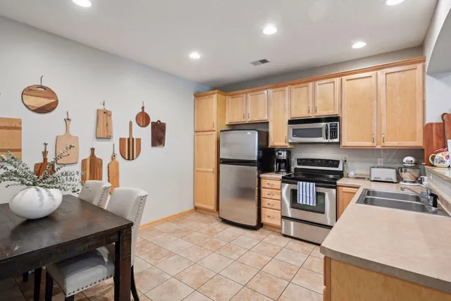 $325,000 | 11343 Stratton Avenue, Unit 218, Eden Prairie, MN 55344