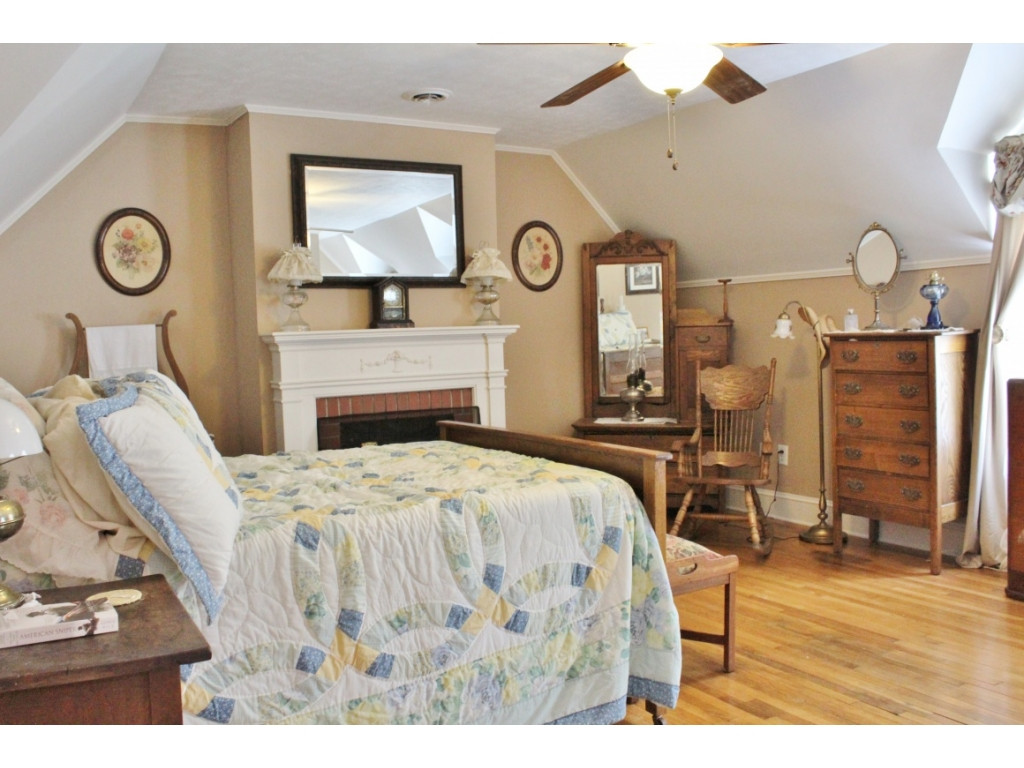220 Edgewood Road Bristol, TN 37620 - Photo 25 of 35 Master Bedroom