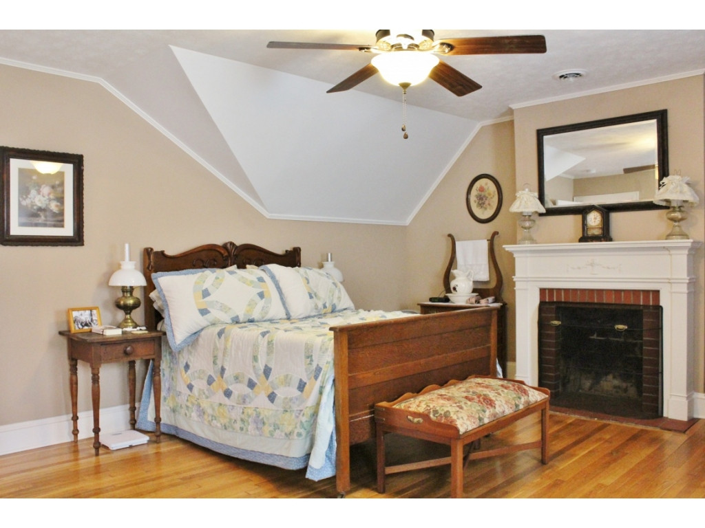 220 Edgewood Road Bristol, TN 37620 - Photo 26 of 35 Master Bedroom