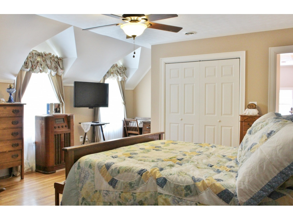 220 Edgewood Road Bristol, TN 37620 - Photo 27 of 35 Master Bedroom