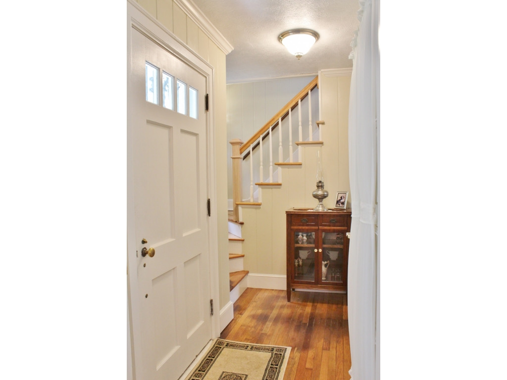 220 Edgewood Road Bristol, TN 37620 - Photo 3 of 35 Foyer