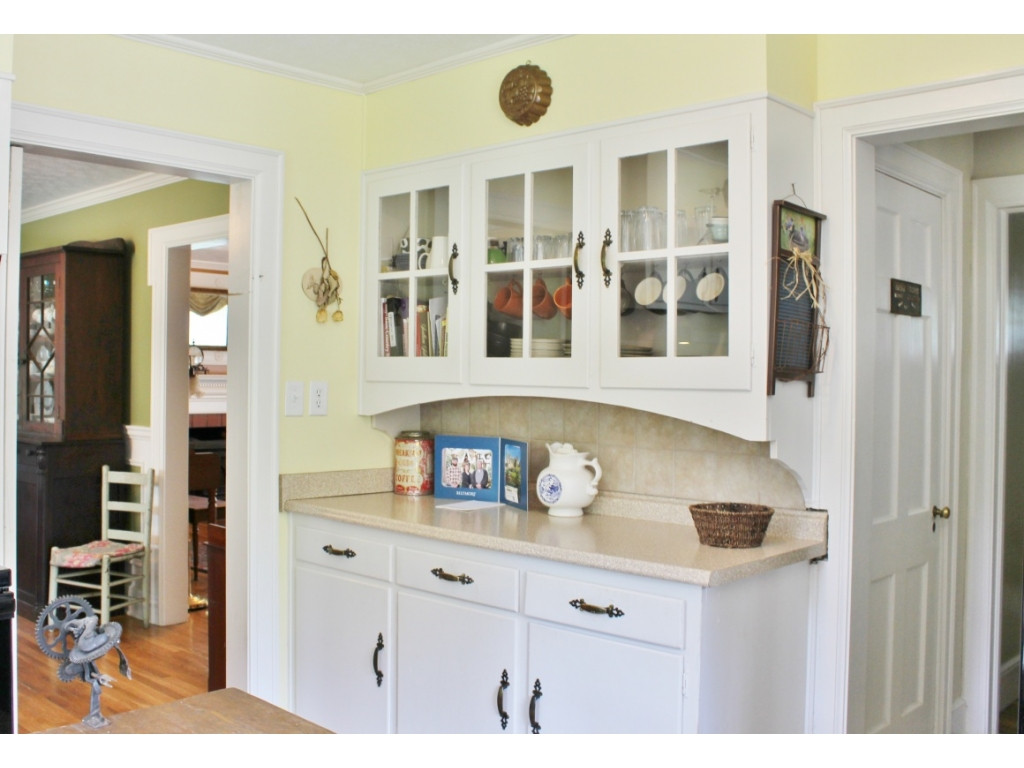 220 Edgewood Road Bristol, TN 37620 - Photo 8 of 35 Glass kitchen cabinets