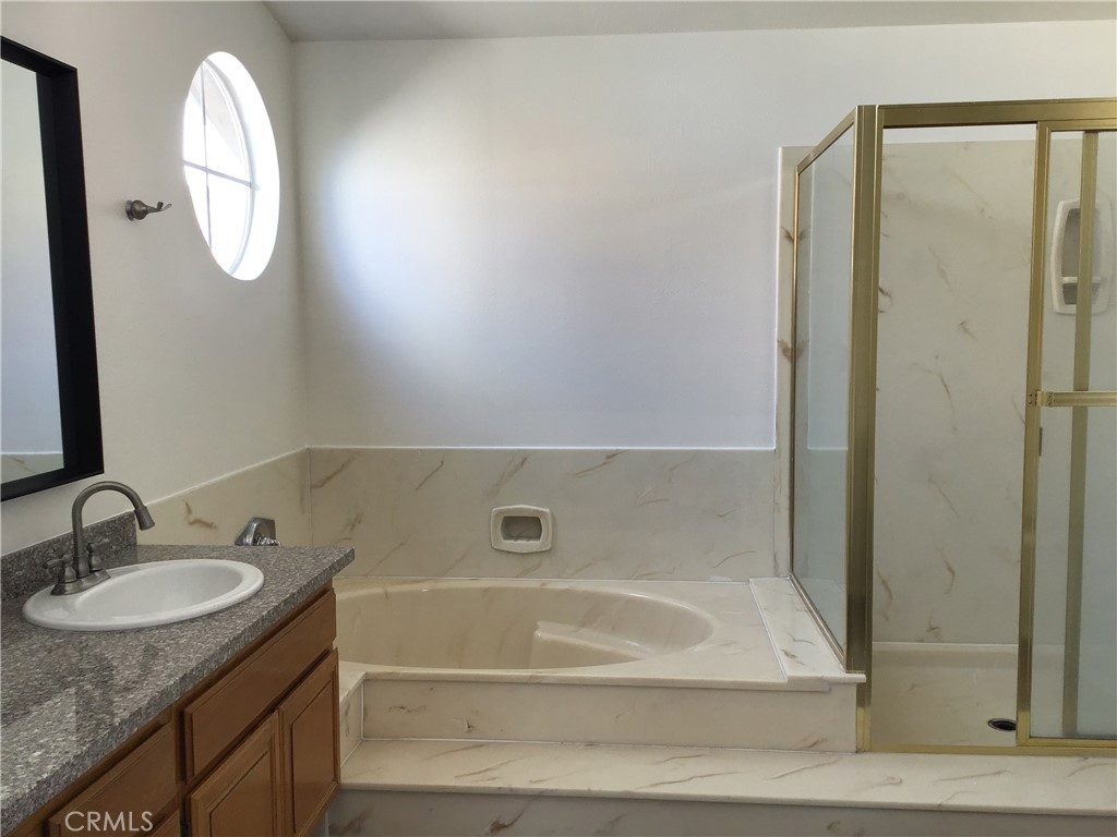 20111 Cavern Court Saugus, CA 91390 - Photo 20 of 35 Roomy full sized master bath