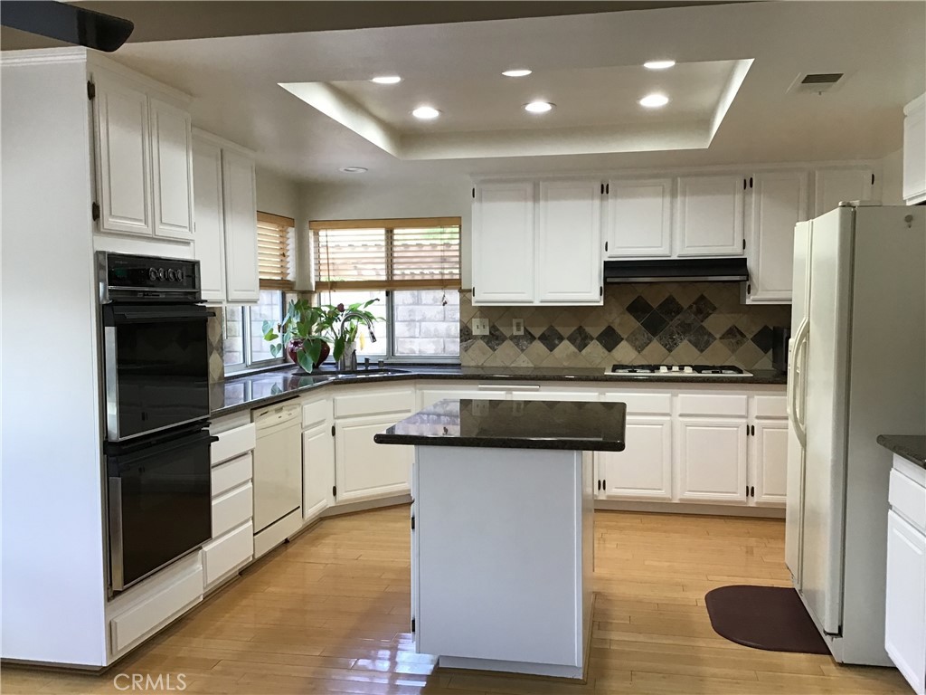 20111 Cavern Court Saugus, CA 91390 - Photo 5 of 35 Wonderful kitchen