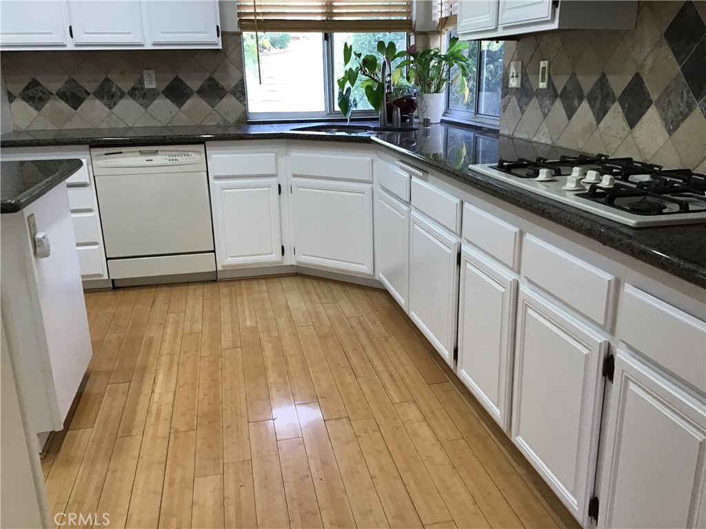 20111 Cavern Court Saugus, CA 91390 - Photo 8 of 35 Tons of cabinets and drawers